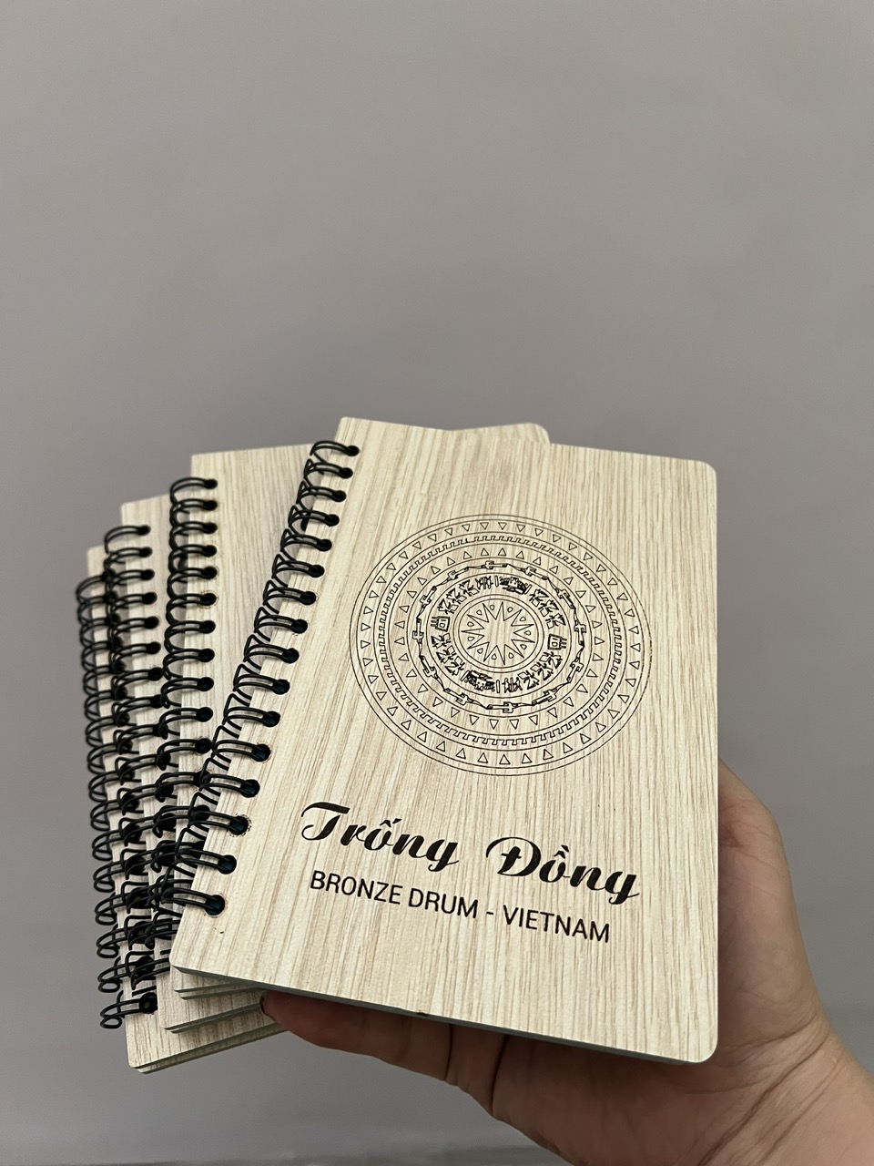 ĐƠN VỊ SẢN XUẤT VÀ CUNG CẤP SỔ BÌA GỖ CAO CẤP – LỰA CHỌN HÀNG ĐẦU CHO DOANH NGHIỆP