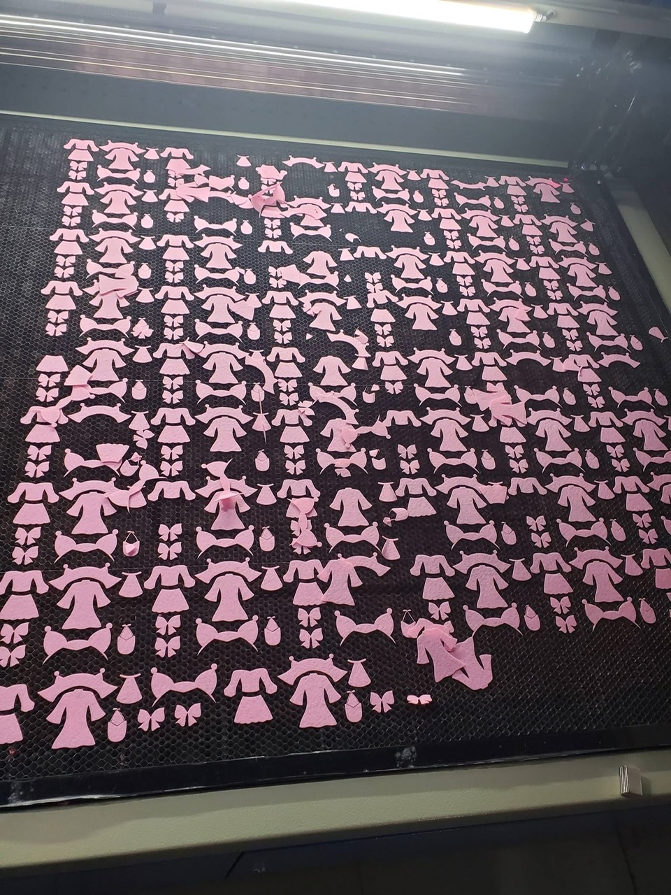 Cắt Laser Vải Nỉ – Giải Pháp Tạo Họa Tiết Hoa Văn Sắc Nét, Tinh Xảo Tại Laser Nam Việt