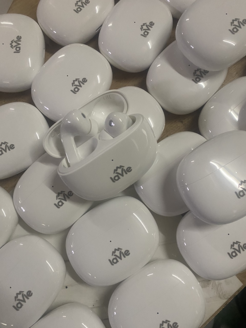 Dịch Vụ Khắc Laser Trên Tai Nghe Bluetooth