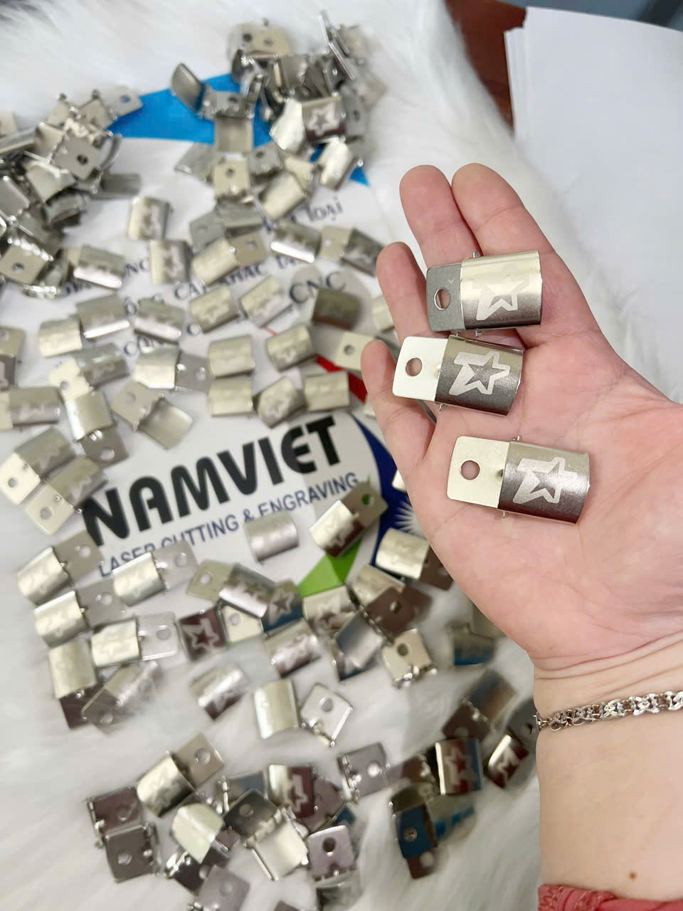 DỊCH VỤ KHẮC LASER TRÊN KHÓA NÓN –  SẮC NÉT, GIÁ TỐT