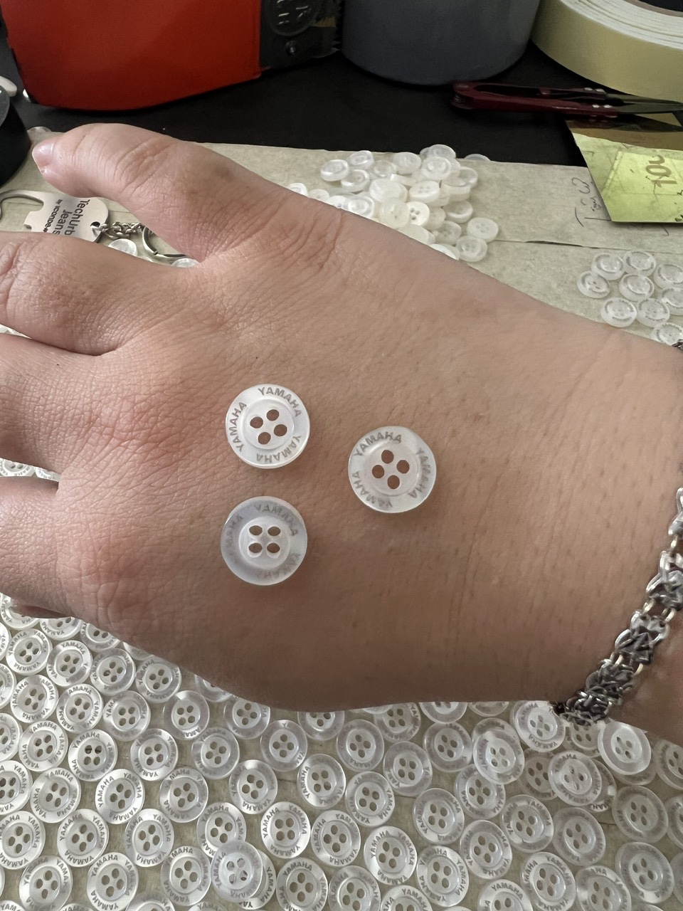 Nhận Cung Cấp Nút Áo Nhựa, Nút Jean, Nút Kim Loại & Khắc Laser Theo Yêu Cầu