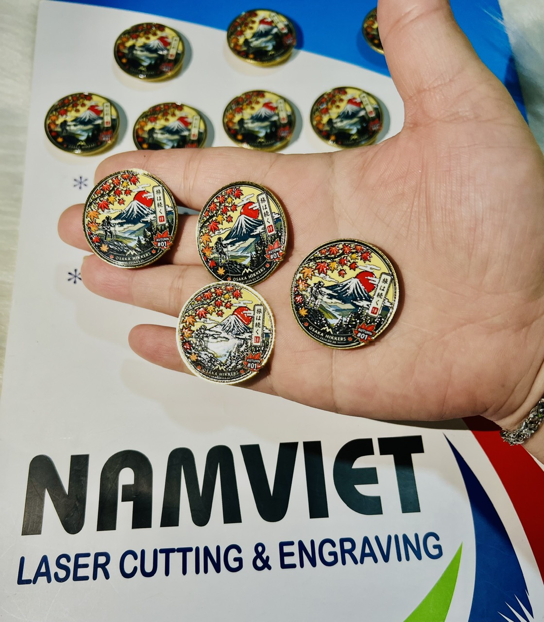 CÔNG NGHỆ HUY HIỆU CÀI ÁO LÊN MÀU HIỆN ĐẠI – NÂNG TẦM HUY HIỆU THƯƠNG HIỆU TẠI LASER NAM VIỆT