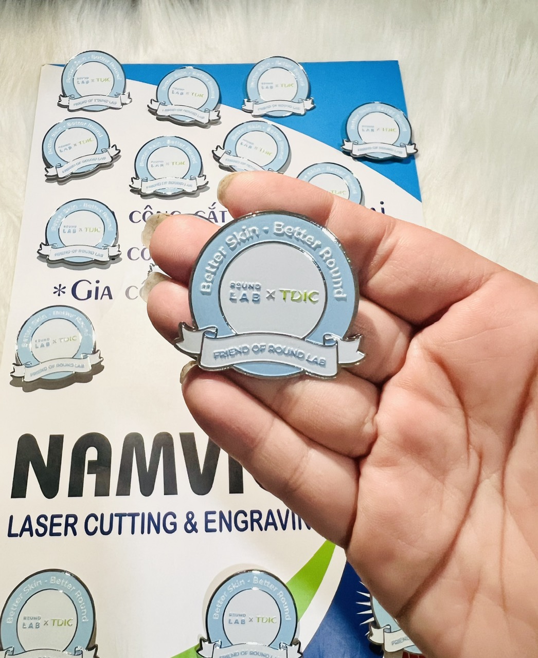 HUY HIỆU TRÒN, HUY HIỆU VUÔNG, ĐA DẠNG HÌNH DÁNG – SẢN XUẤT THEO YÊU CẦU TẠI LASER NAM VIỆT! ?