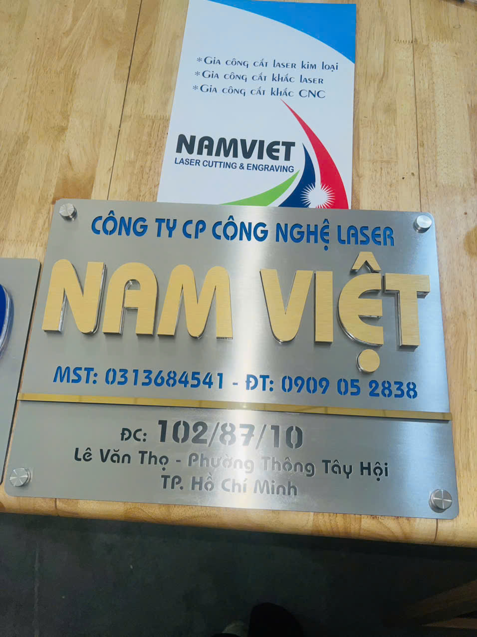 NHẬN GIA CÔNG BIỂN SỐ NHÀ MICA, INOX KHẮC LASER, INOX IN UV THEO YÊU CẦU