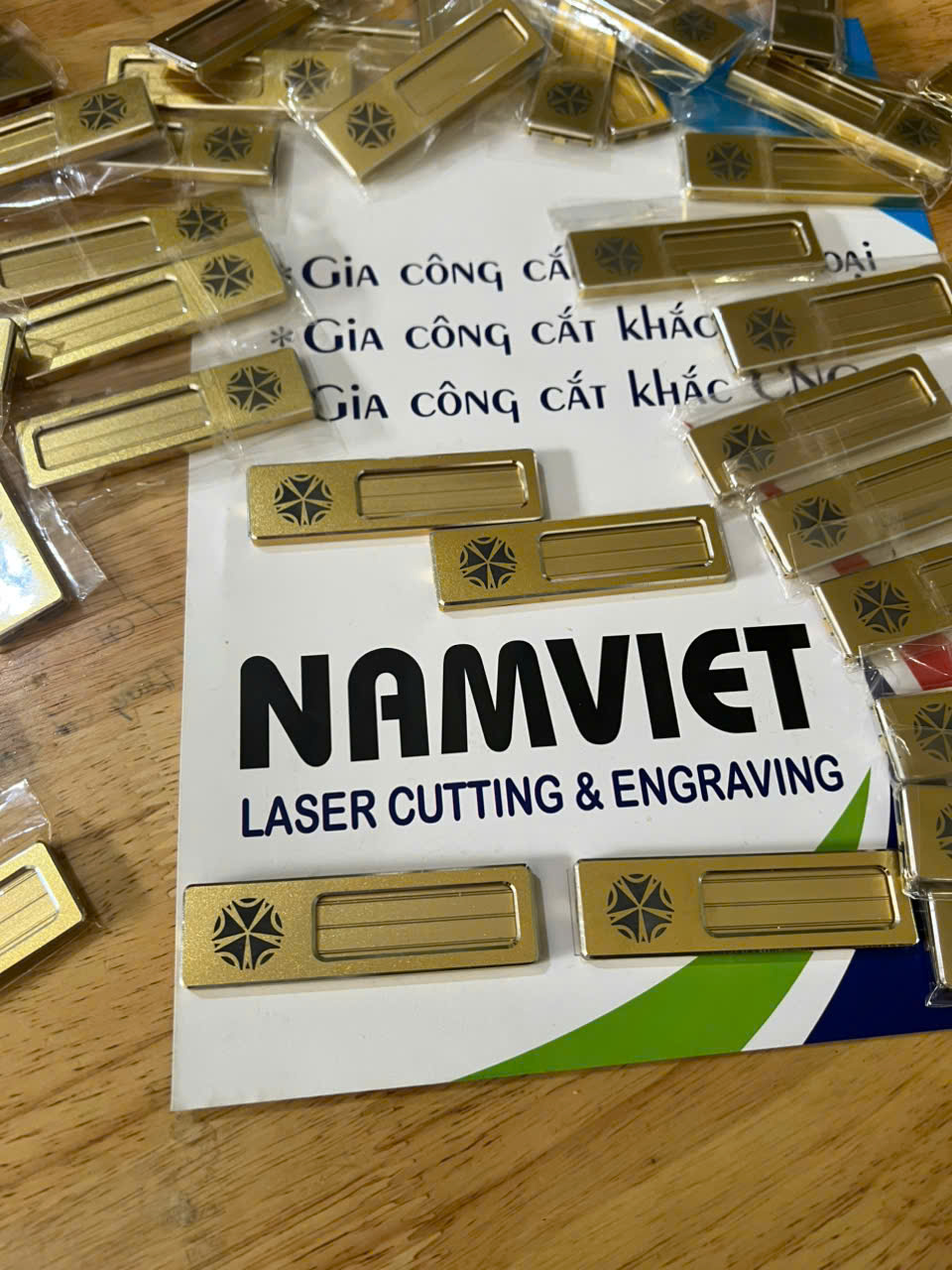 Cung Cấp Cài Áo Thương Hiệu Mạ Vàng, Inox Cao Cấp – Thiết Kế Theo Yêu Cầu